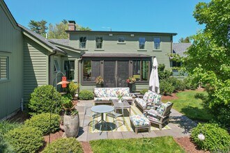 34 Sasco Creek Rd in Westport, CT - Building Photo - Building Photo