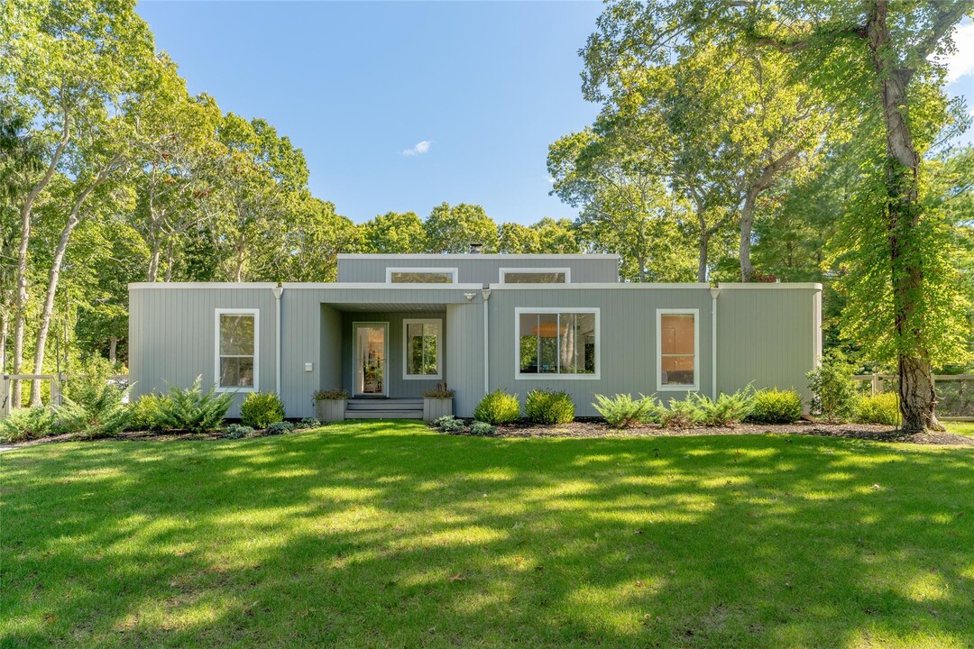 26 Wintergreen Way in Quogue, NY - Building Photo