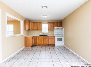 7645 Windsor Oaks in San Antonio, TX - Foto de edificio - Building Photo