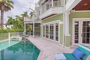 85 13th Ave S in Naples, FL - Building Photo