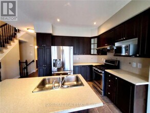 211 Jersey Tea Cir in Ottawa, ON - Building Photo - Building Photo