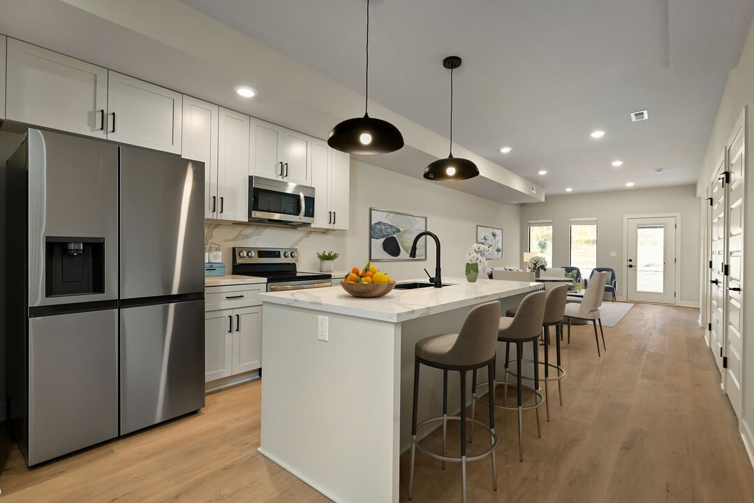 252 Persimmon Rd in Raymore, MO - Building Photo