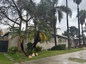 12415 Archwood St, Unit 4 in Los Angeles, CA - Building Photo