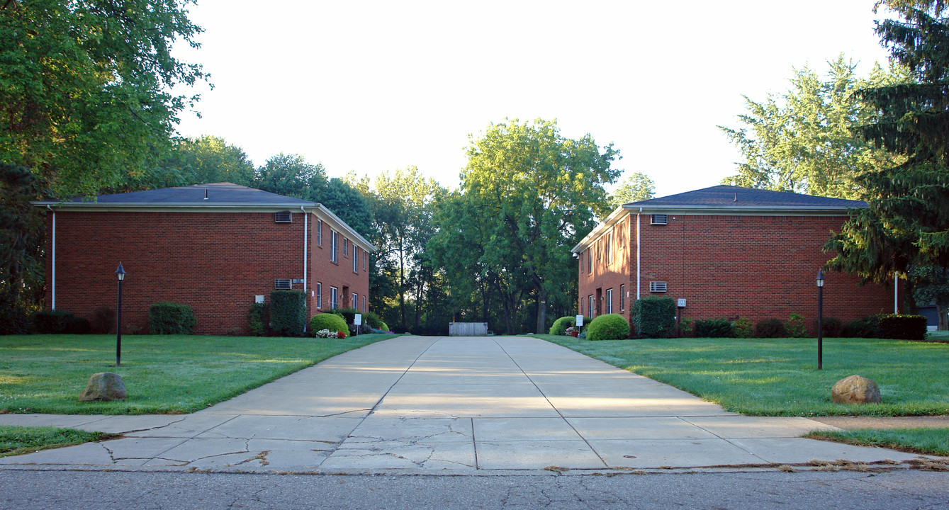 311-323 W 5th St in Niles, OH - Building Photo