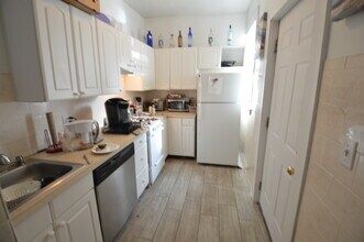 56 Egmont St, Unit 1 in Brookline, MA - Foto de edificio - Building Photo