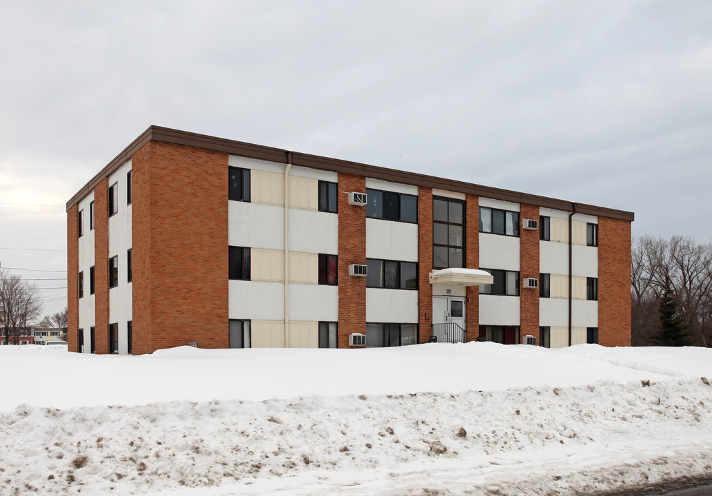 180 Charles St NE in Fridley, MN - Foto de edificio