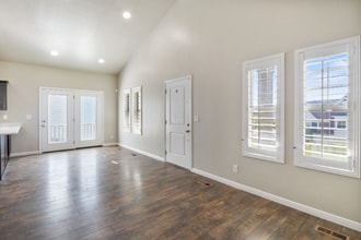 4918 W Beach Comber Way in South Jordan, UT - Foto de edificio - Building Photo