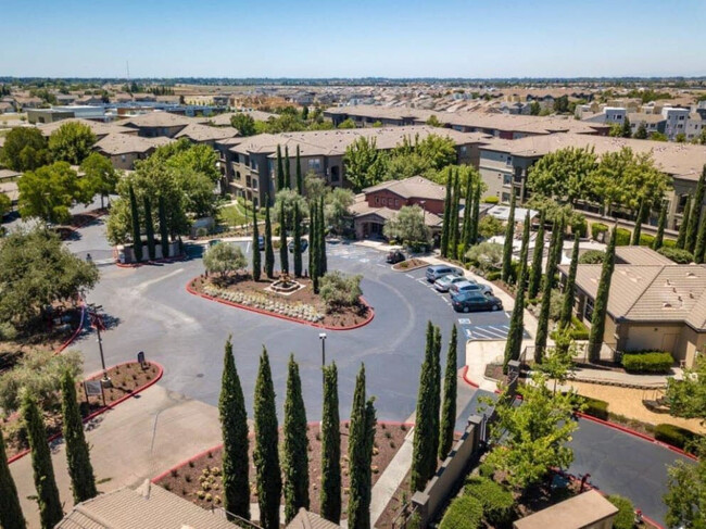 Villagio Luxury Apartments in Sacramento, CA - Foto de edificio - Building Photo