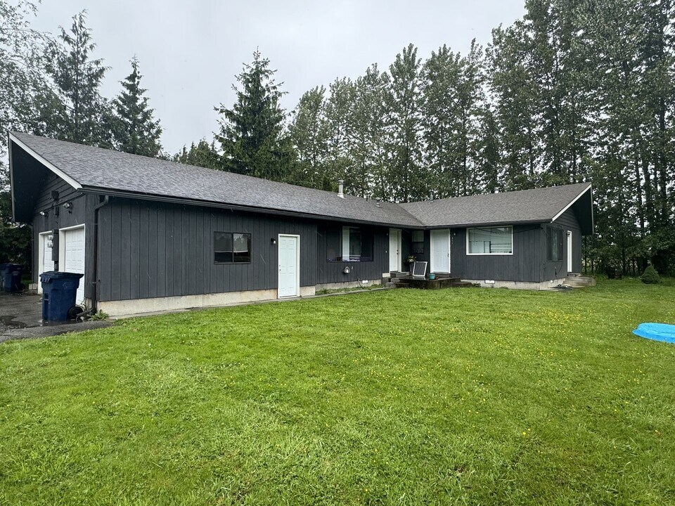 309-311 Baker St in Everson, WA - Building Photo