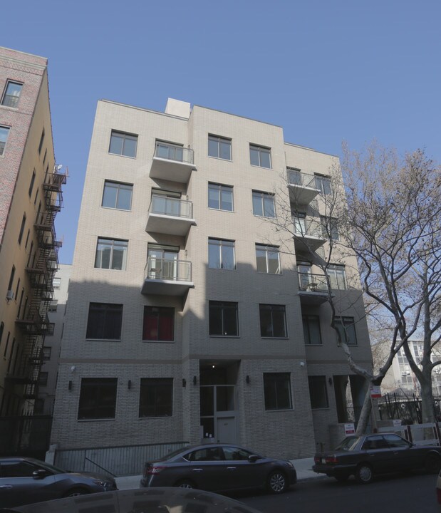 329 Sterling St in Brooklyn, NY - Building Photo