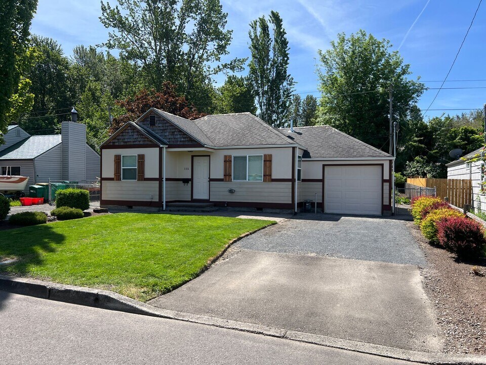 115 Cedar Ln in Wood Village, OR - Building Photo