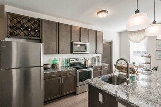 Village at Westland Cove Apartments in Knoxville, TN - Foto de edificio - Building Photo