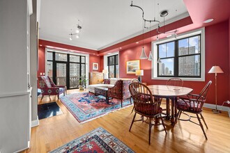 30 W Erie St in Chicago, IL - Building Photo - Building Photo