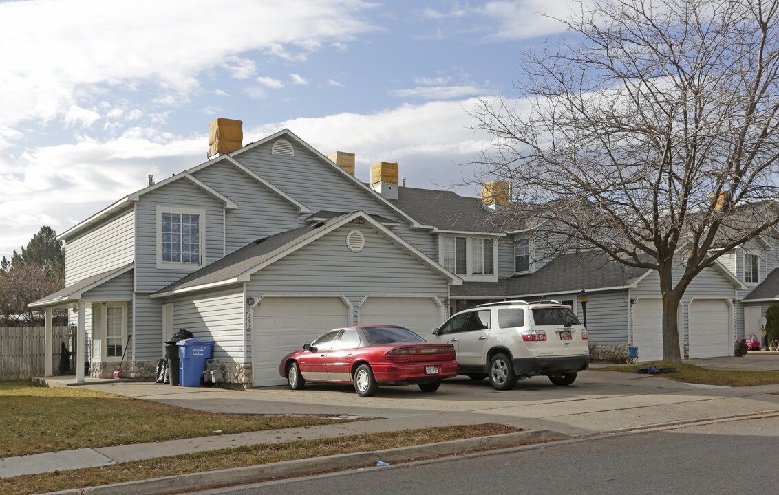 Downs Meadows in Logan, UT - Foto de edificio