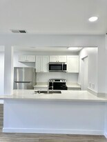 906 E Tiffany Dr in West Palm Beach, FL - Building Photo