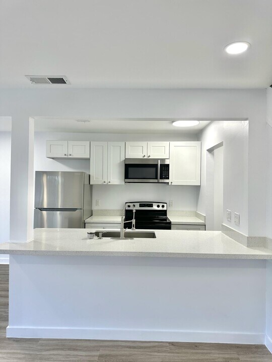 906 E Tiffany Dr in West Palm Beach, FL - Building Photo