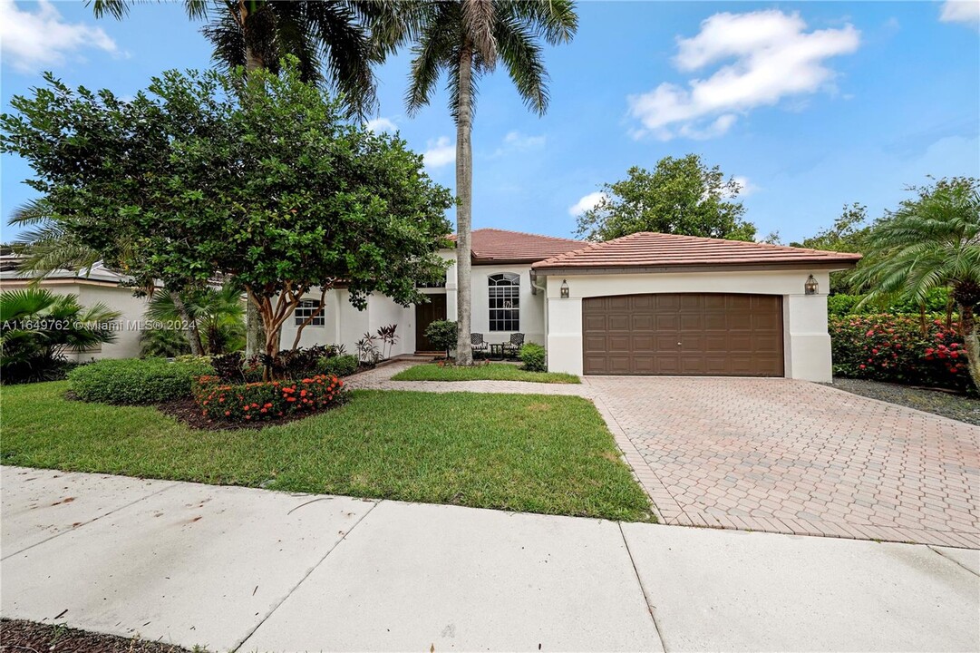 2527 Jardin Dr in Weston, FL - Building Photo