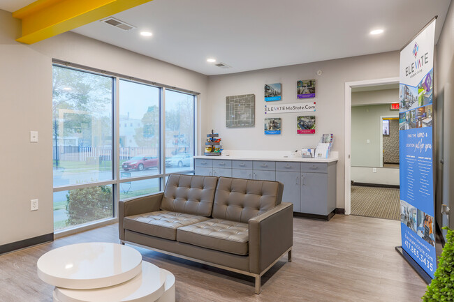 Elevate Student Living - Deep Elm in Springfield, MO - Foto de edificio - Interior Photo