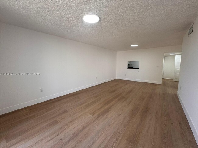 1810 SW 81st Ave in North Lauderdale, FL - Foto de edificio - Building Photo
