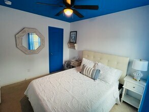 709 Elton Ave in Carolina Beach, NC - Foto de edificio - Building Photo