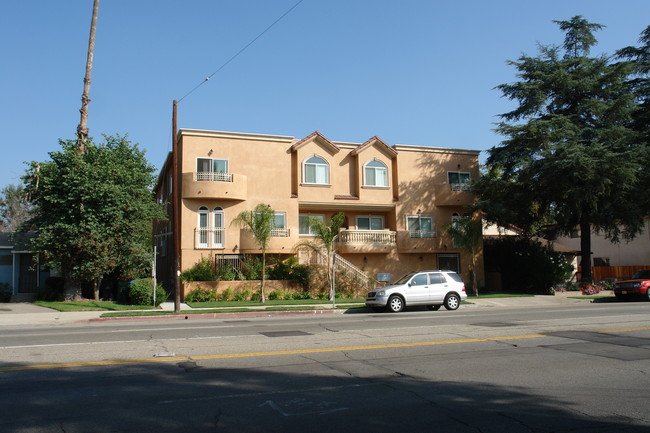 5750 Woodman Ave in Van Nuys, CA - Building Photo - Building Photo