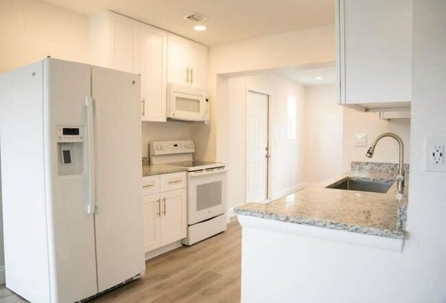 2317 NW 15th Ct in Fort Lauderdale, FL - Building Photo - Building Photo