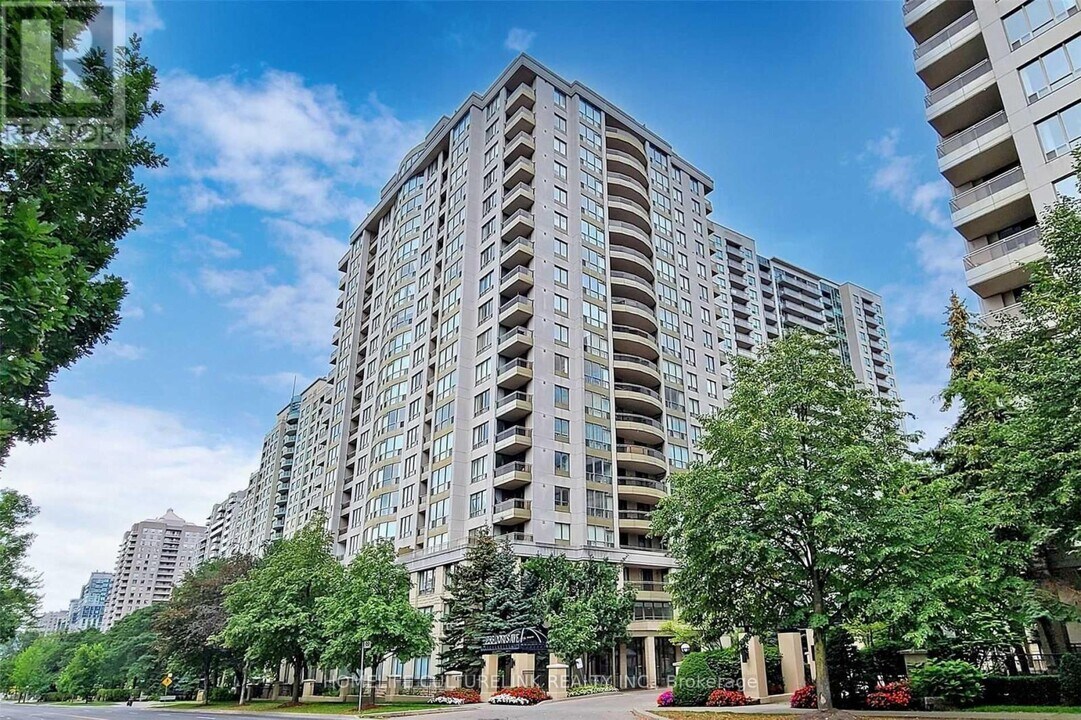 256 Doris Ave in Toronto, ON - Building Photo