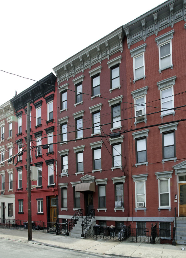 404 Grand St in Hoboken, NJ - Foto de edificio - Building Photo