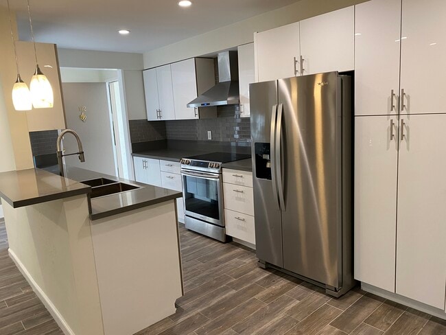 property at 911 N Kings Rd