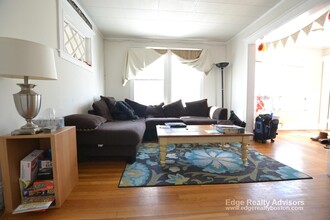 111 Kenrick St, Unit 2 in Boston, MA - Foto de edificio - Building Photo