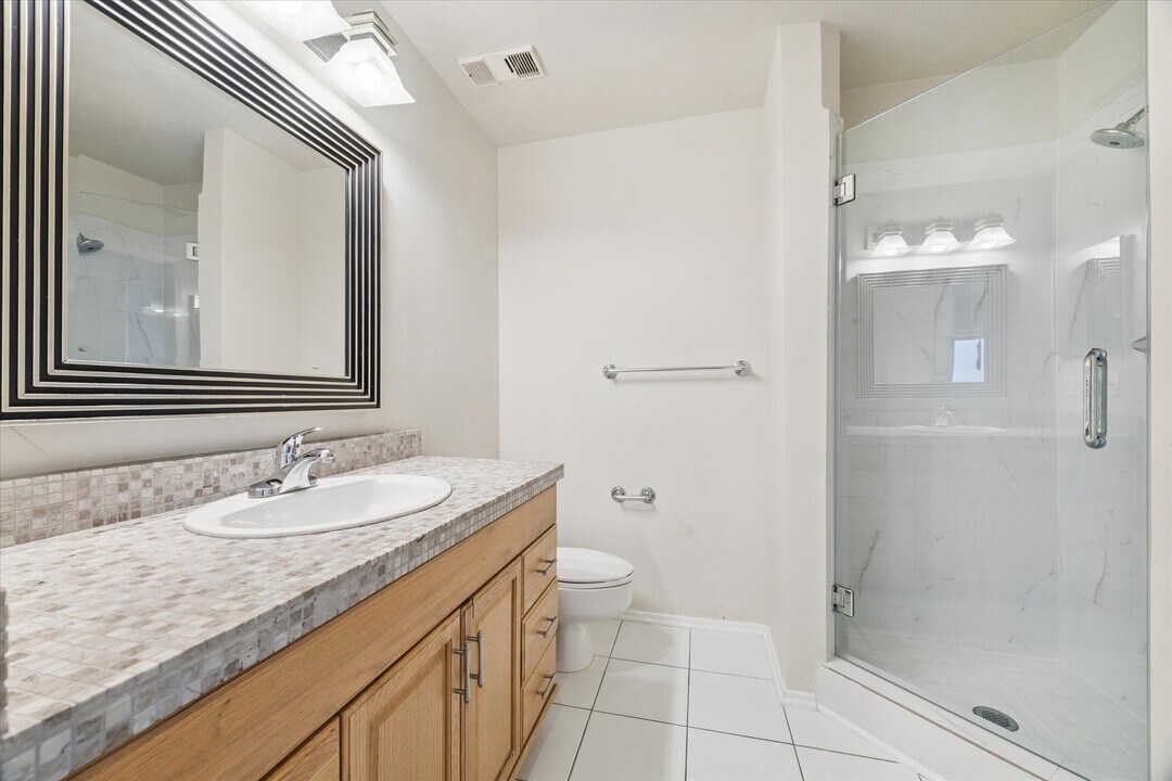 1819 Augusta Dr in Houston, TX - Building Photo