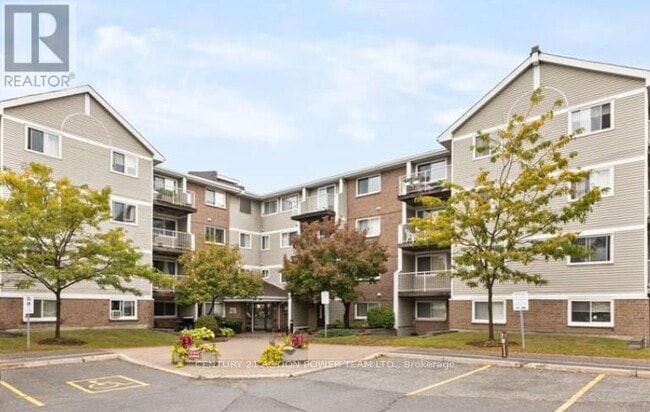 270 Brittany Dr in Ottawa, ON - Building Photo - Building Photo