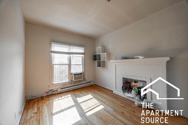 property at 732 W Roscoe St