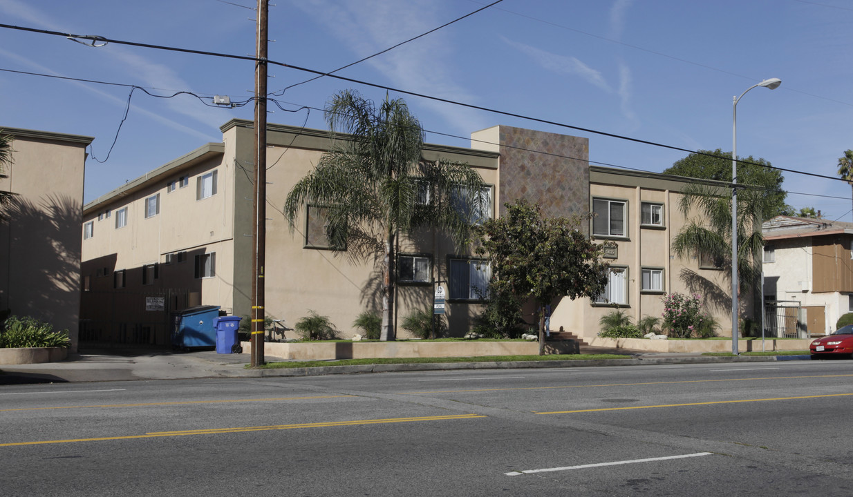 5629 Laurel Canyon Blvd in Valley Village, CA - Foto de edificio