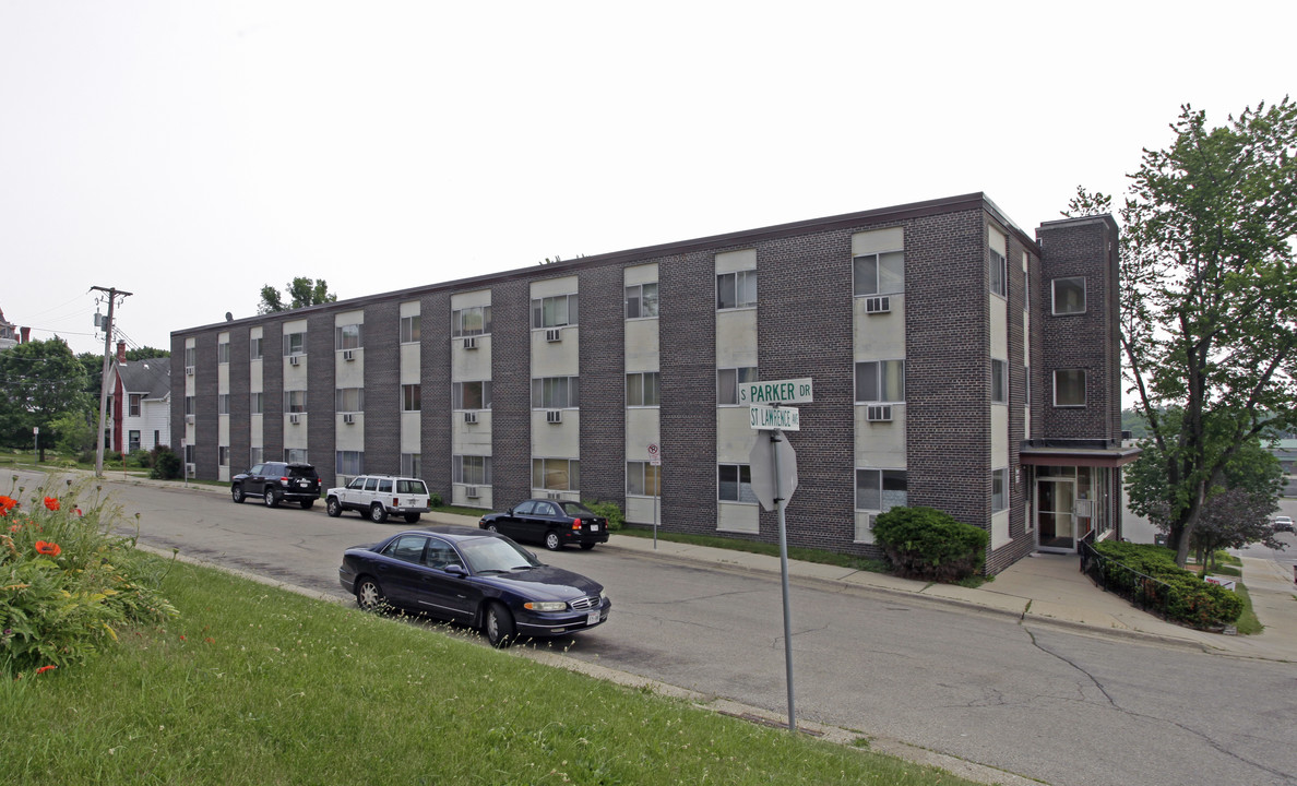 Parkview Manor in Janesville, WI - Foto de edificio