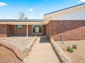 11301 Tom Ulozas Dr in El Paso, TX - Building Photo - Building Photo