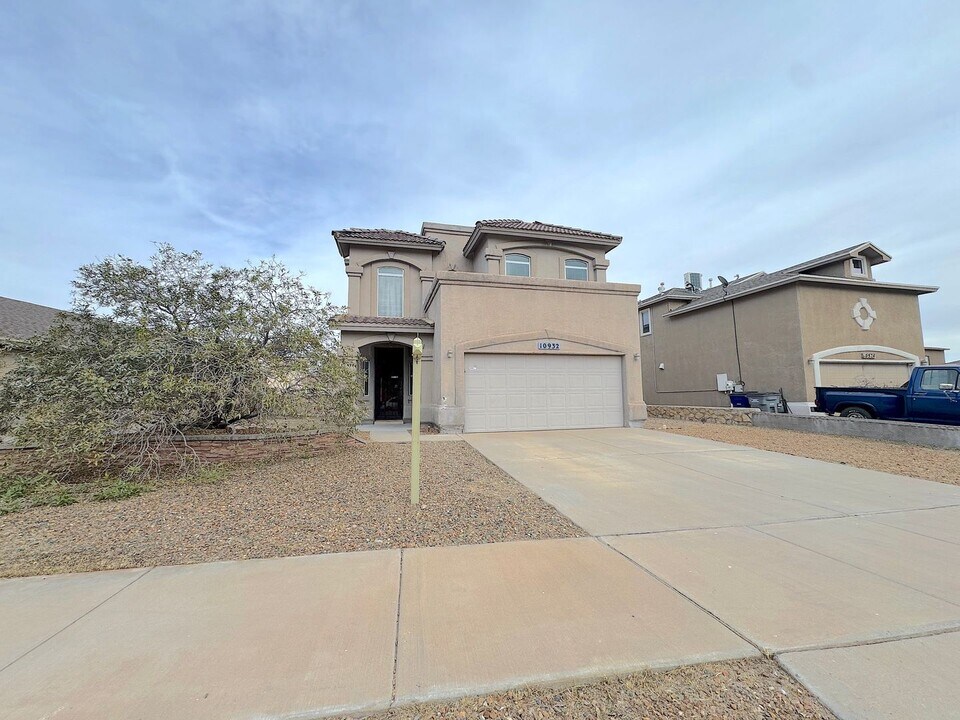 10932 Ray Mena Ln in El Paso, TX - Building Photo