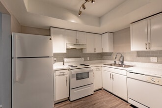 Central Park at East Bay in Largo, FL - Foto de edificio - Interior Photo