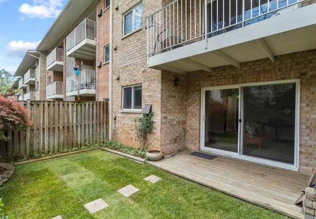 2827 Kalmia Lee Ct, Unit 102 in Falls Church, VA - Foto de edificio - Building Photo