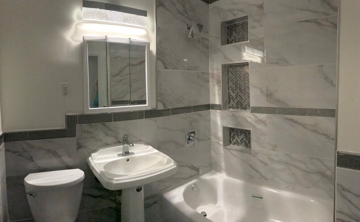 1107 W Russell Pl, Unit 1 BR in San Antonio, TX - Foto de edificio