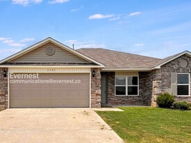 1137 Santa Fe Trl in Bauxite, AR - Building Photo