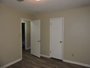 5099 Yacht Harbor Cir in Pensacola, FL - Foto de edificio - Building Photo