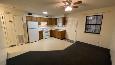 3801 Salinas Ave-Unit -5 in Laredo, TX - Building Photo - Building Photo