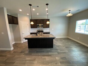 1129 E Harter Dr in Visalia, CA - Building Photo - Building Photo