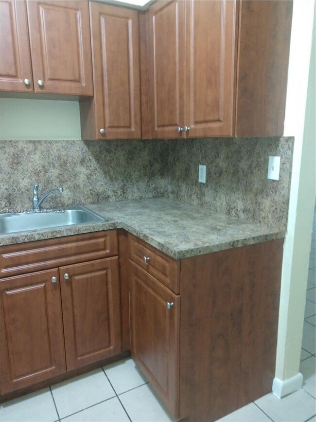 260 NW 40th Ct in Oakland Park, FL - Building Photo - Building Photo