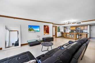 1717 N Bayshore Dr in Miami, FL - Building Photo - Building Photo