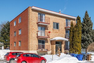 405 Lulli Rue in Laval, QC - Building Photo