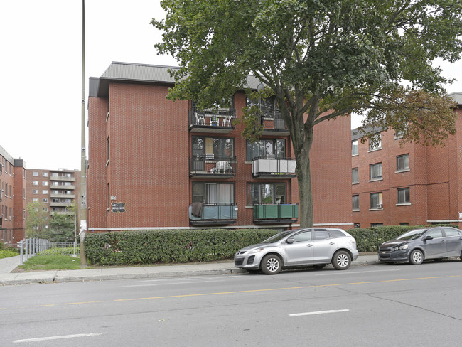 6440 W Sherbrooke Rue O in Montréal, QC - Building Photo - Building Photo