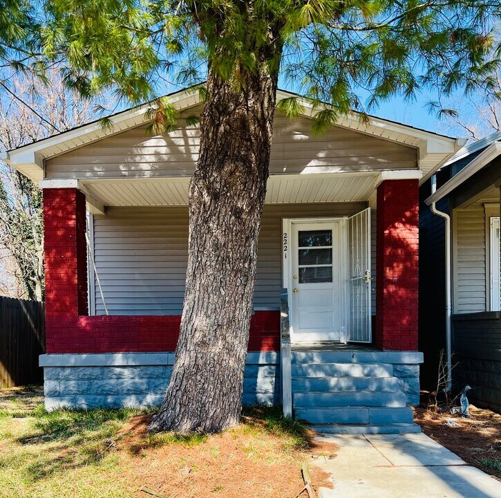 2221 W Ormsby Ave in Louisville, KY - Foto de edificio