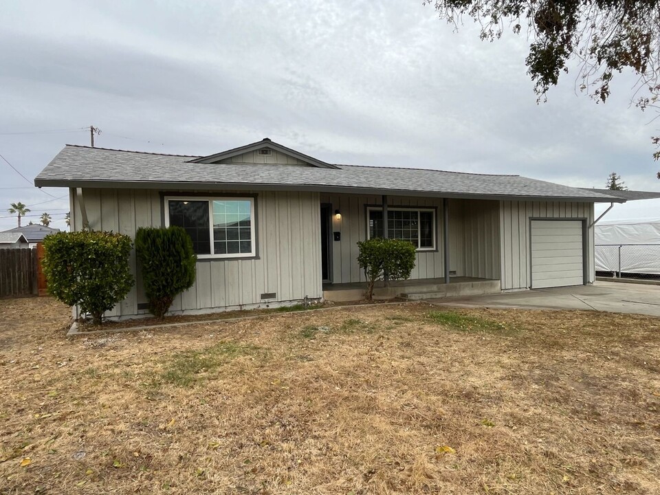 2592 McElvaney Ave in Merced, CA - Building Photo